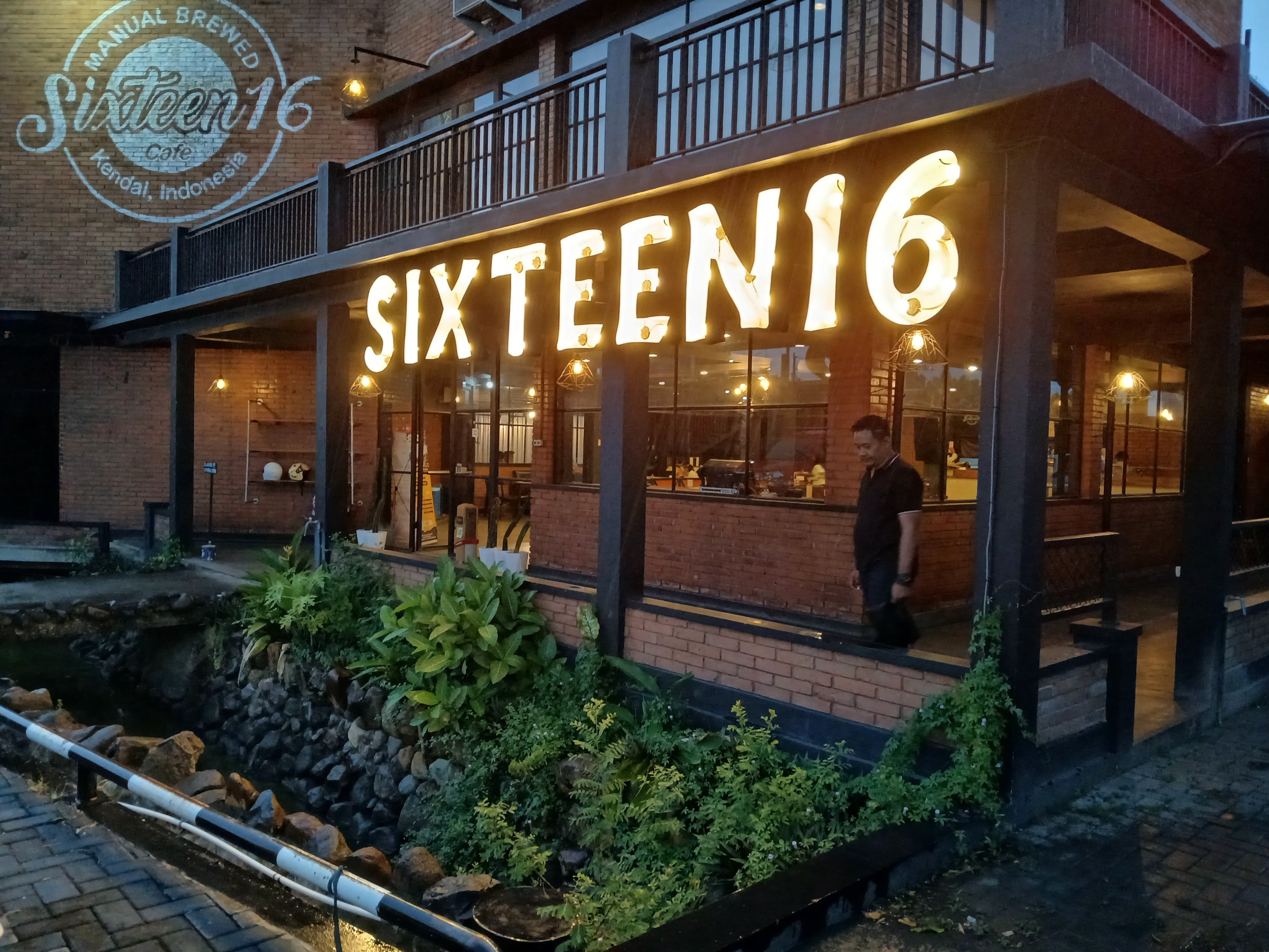 Sixteen 16 Cafe