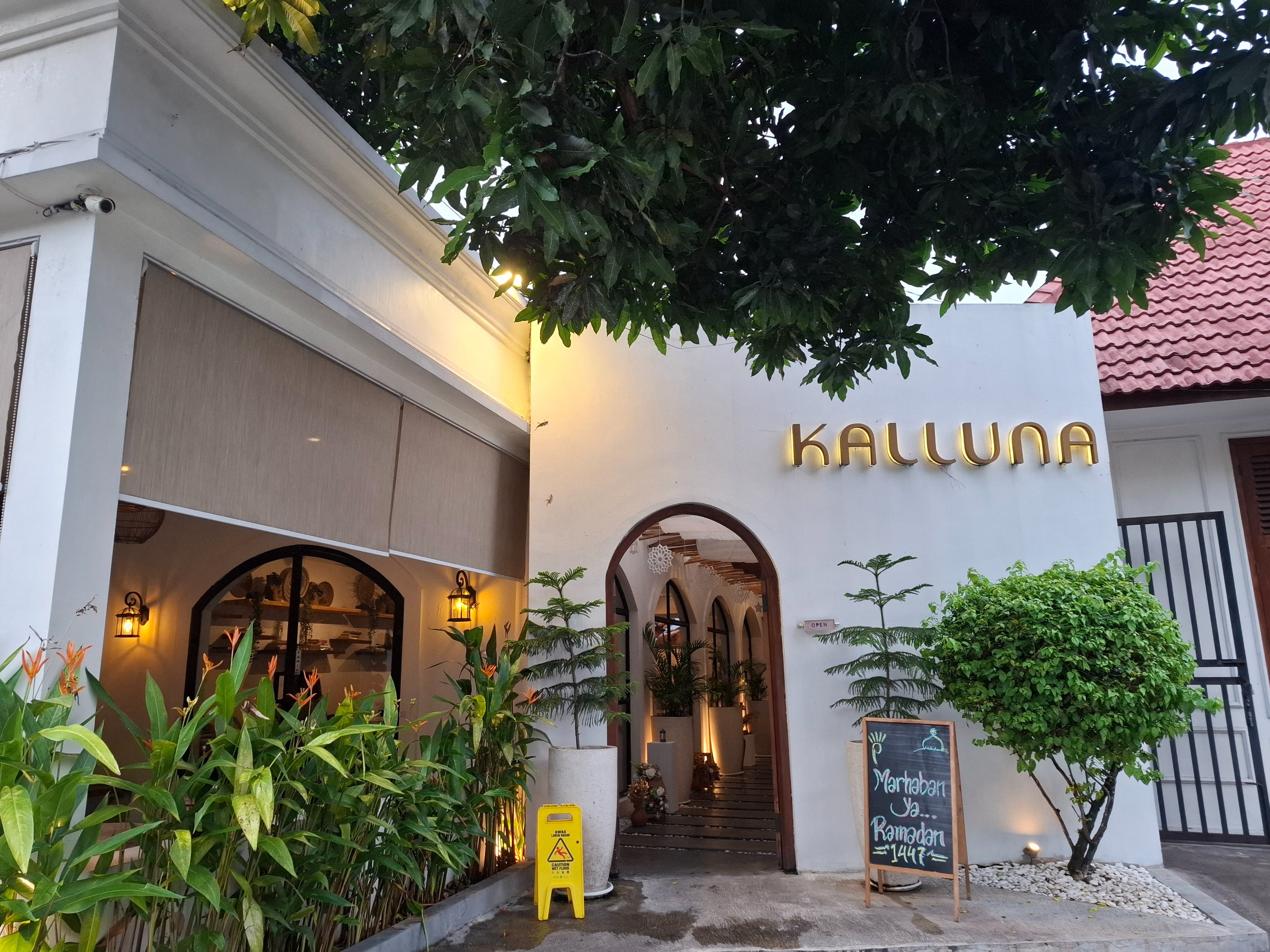 Kalluna ( ꧋ꦏꦭ꧀ꦭꦸꦤ꧉) Café & Restaurant