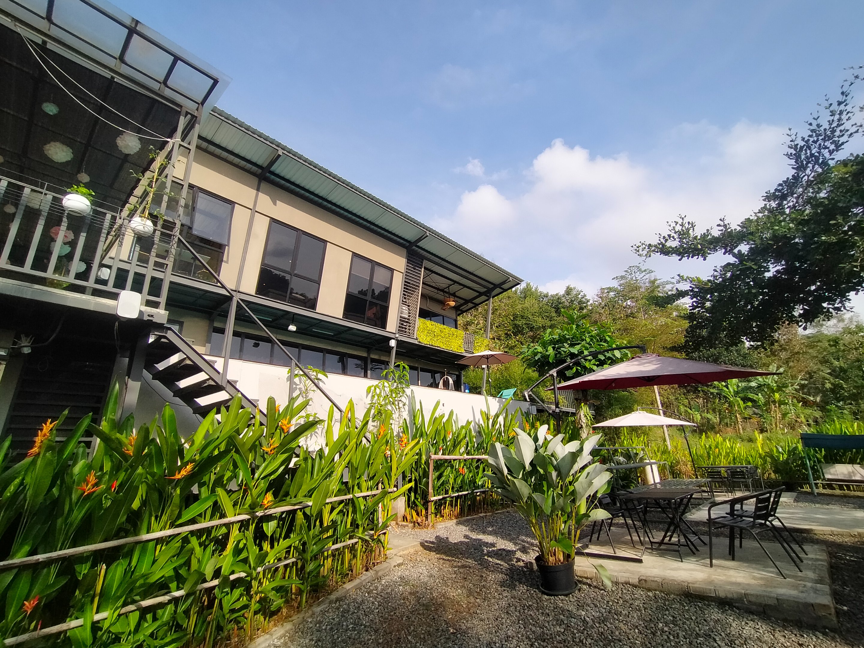 Svarna Padi Penginapan dan Resto
