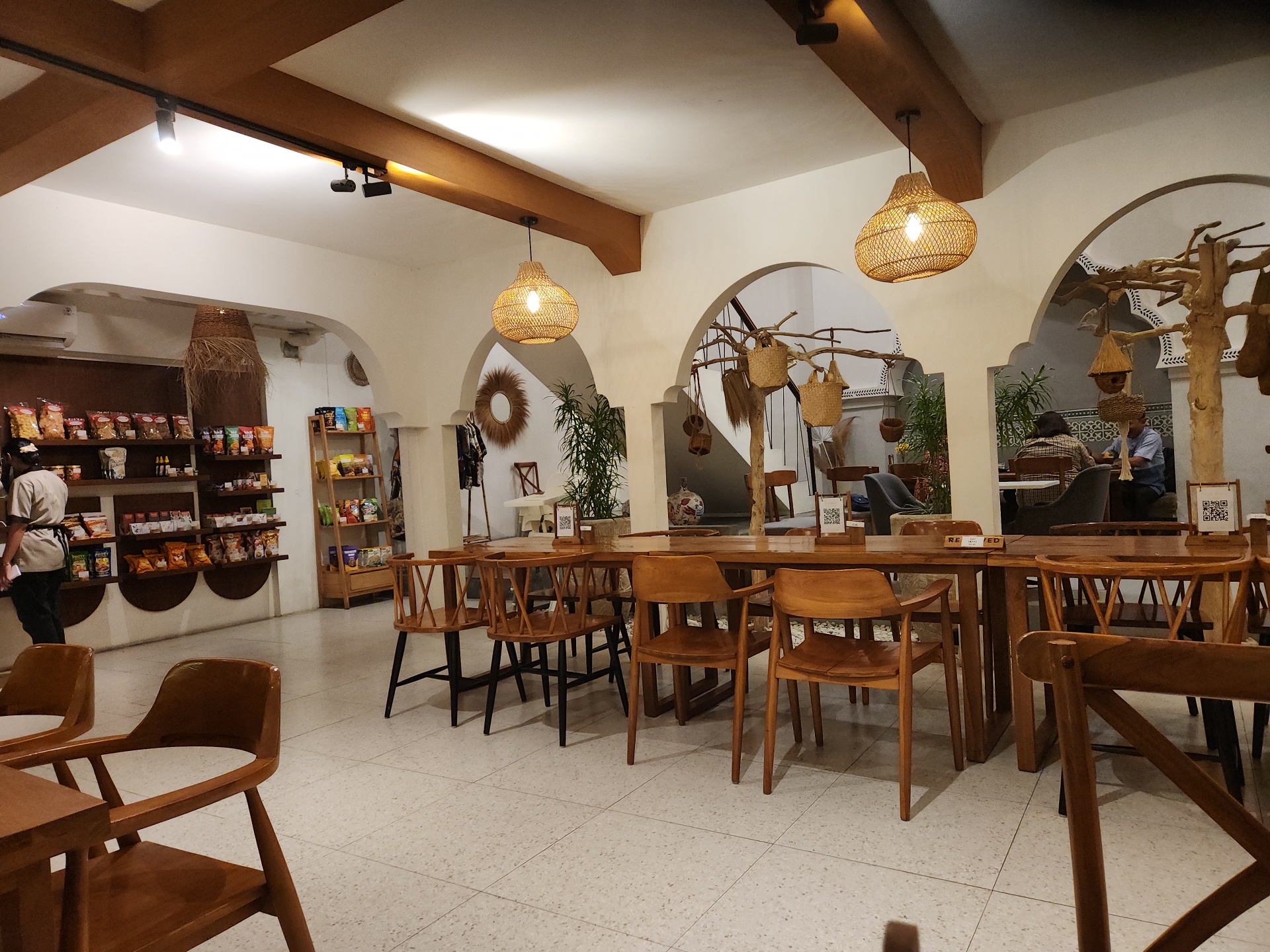 Kalluna ( ꧋ꦏꦭ꧀ꦭꦸꦤ꧉) Café & Restaurant
