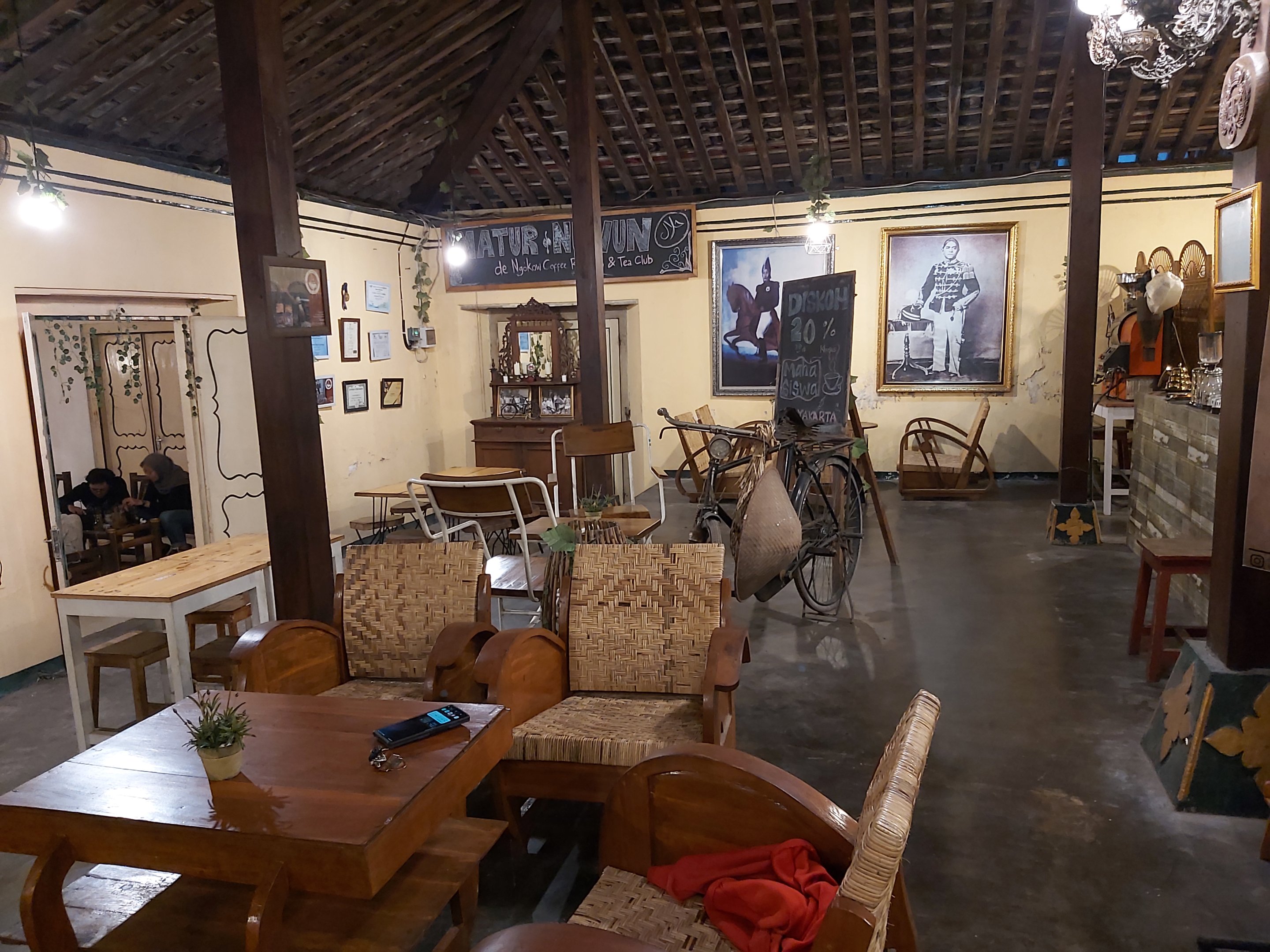 de Ngokow Coffee Roastery & Tea Club Jogja