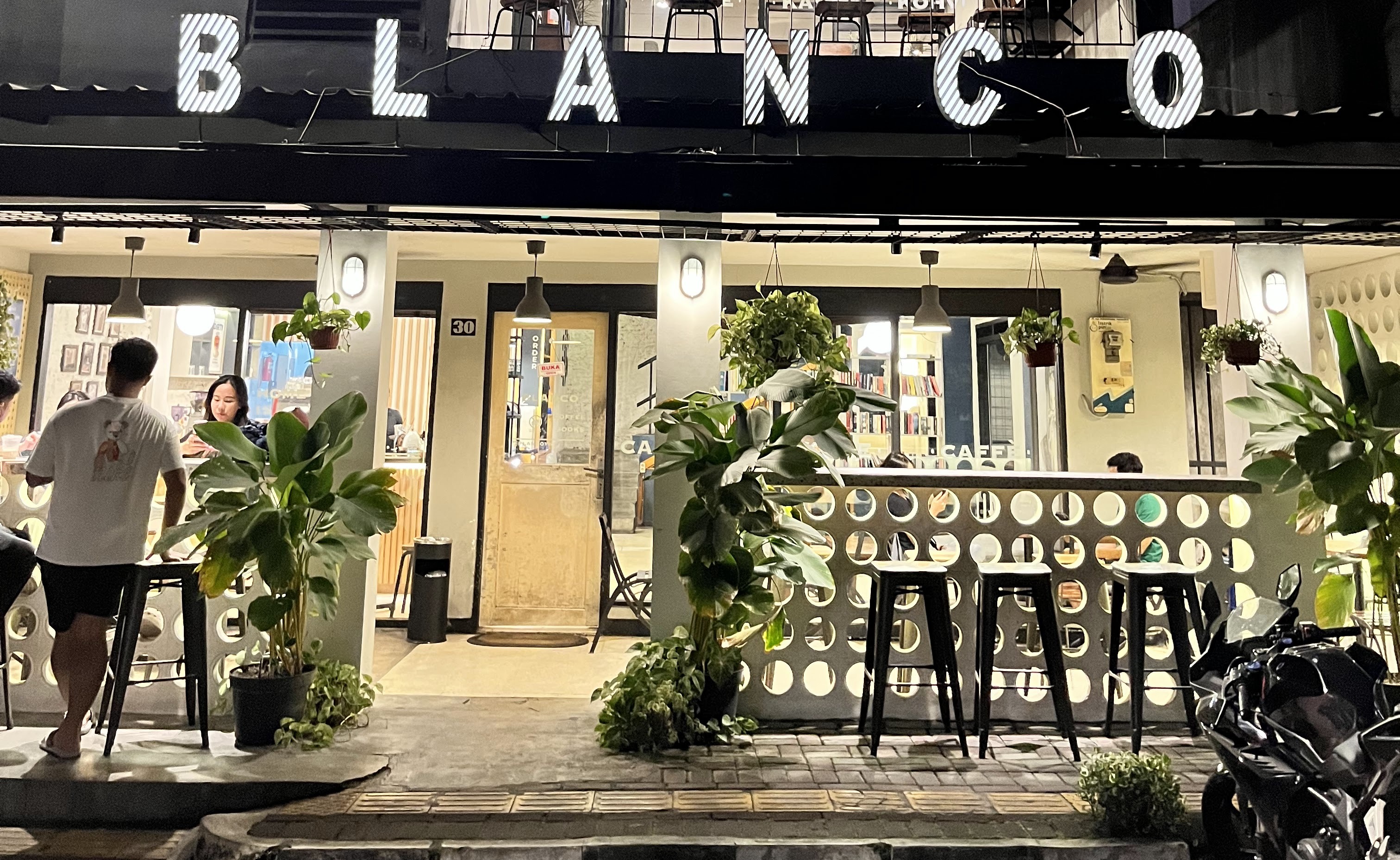 Blanco Coffee and Books 