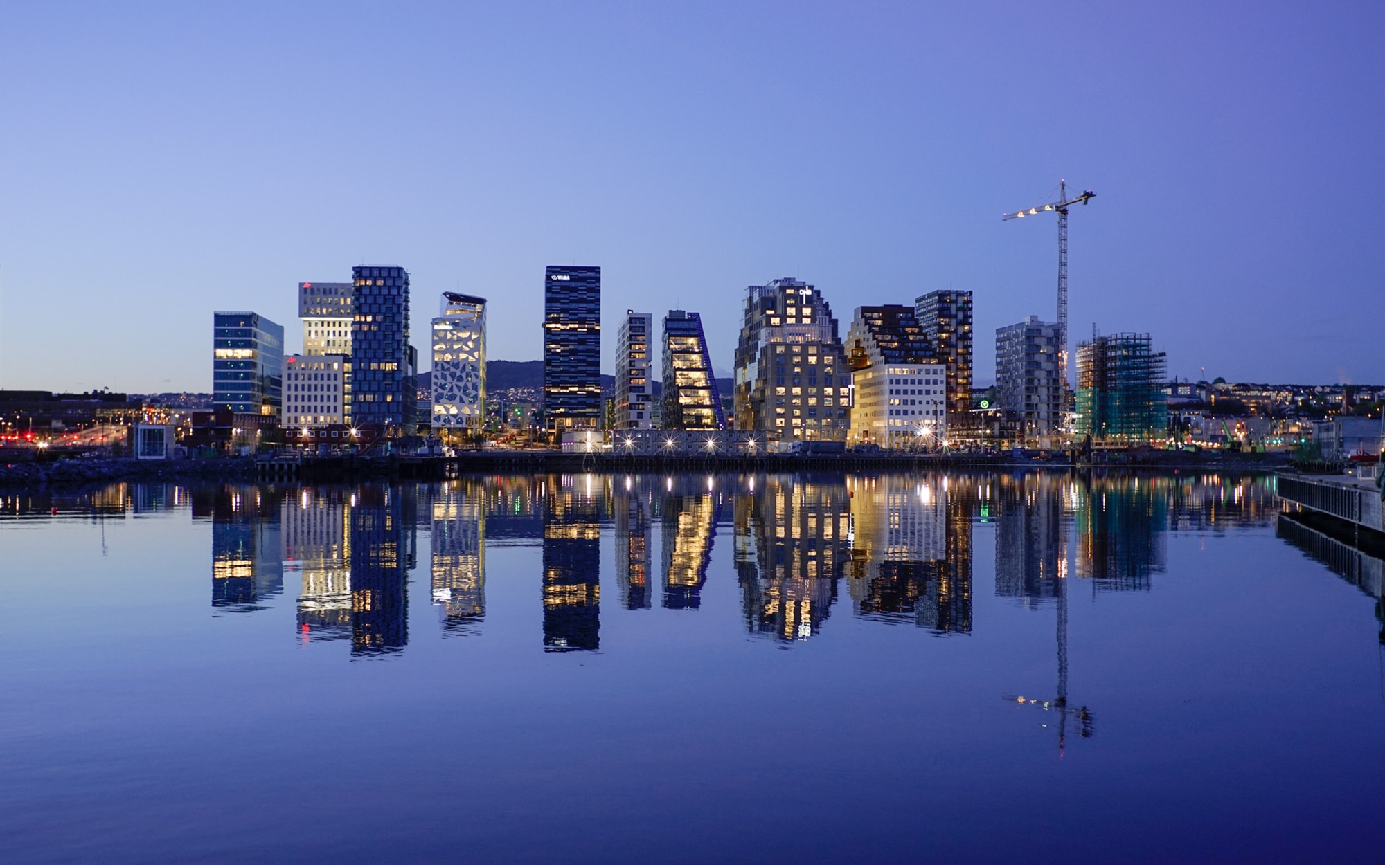 Oslo&rsquo;s waterfront skyline reflected at dusk